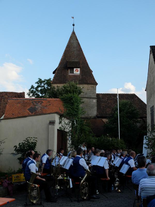 Eltersdorfer Musikverein im Mayerhof vor Kriegenbrunnen Wehrkirche2